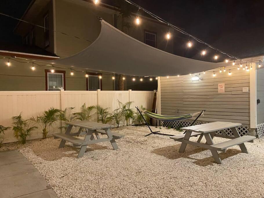 Contemporary 1-Bedroom Private Bungalow Walk To Armature & Riverwalk Tampa Exterior photo