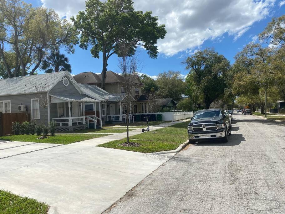 Contemporary 1-Bedroom Private Bungalow Walk To Armature & Riverwalk Tampa Exterior photo