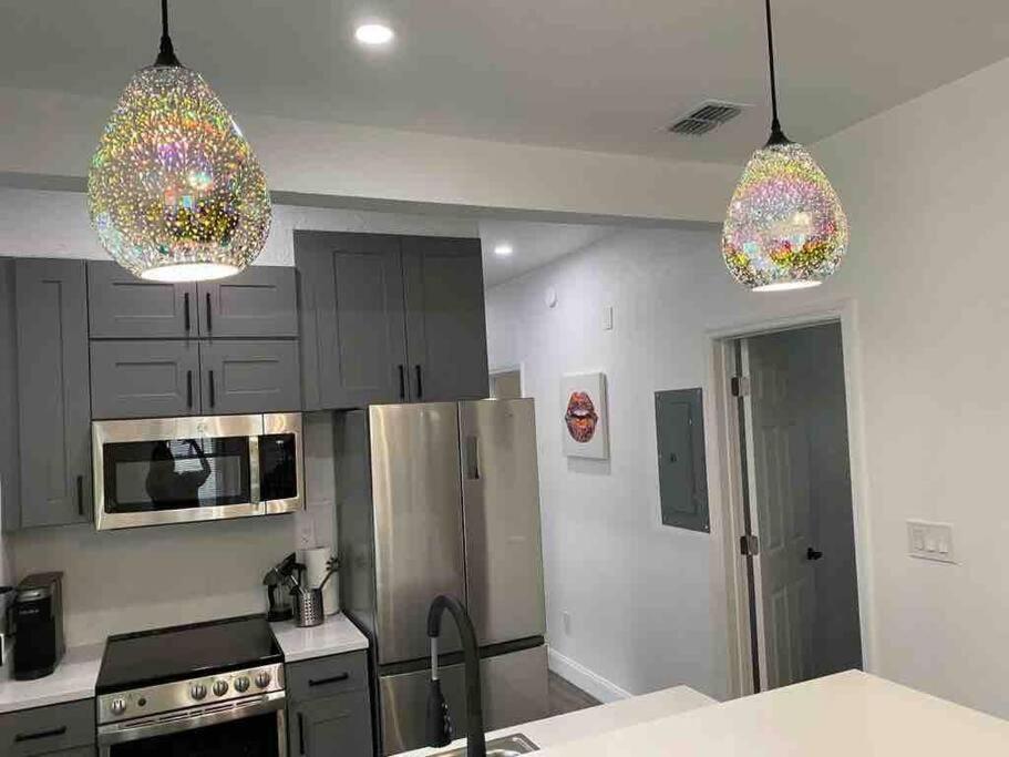 Contemporary 1-Bedroom Private Bungalow Walk To Armature & Riverwalk Tampa Exterior photo